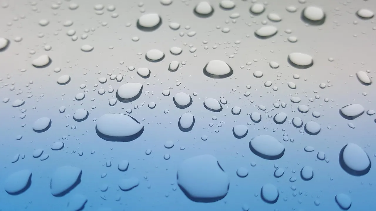 Módulos fotovoltaicos em telhado residencial com gotas de chuva escorrendo sobre o vidro