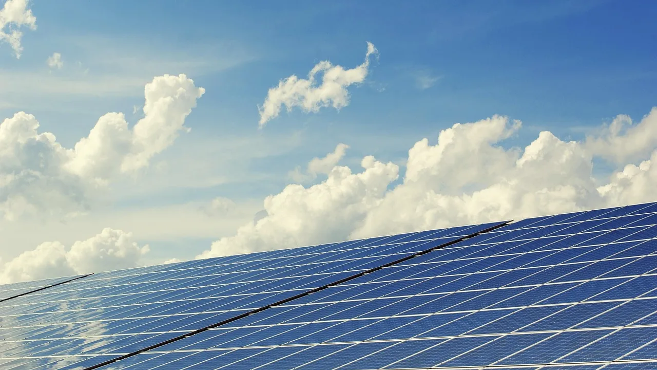 Módulos fotovoltaicos de grande área instalados em telhado residencial brasileiro
