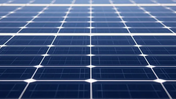 Módulo solar fotovoltaico em close mostrando células e backsheet, com detalhe do encapsulante entre vidro e célula