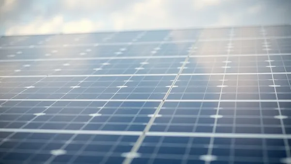 Técnico solar inspecionando painel fotovoltaico instalado em telhado residencial durante manutenção pós-venda