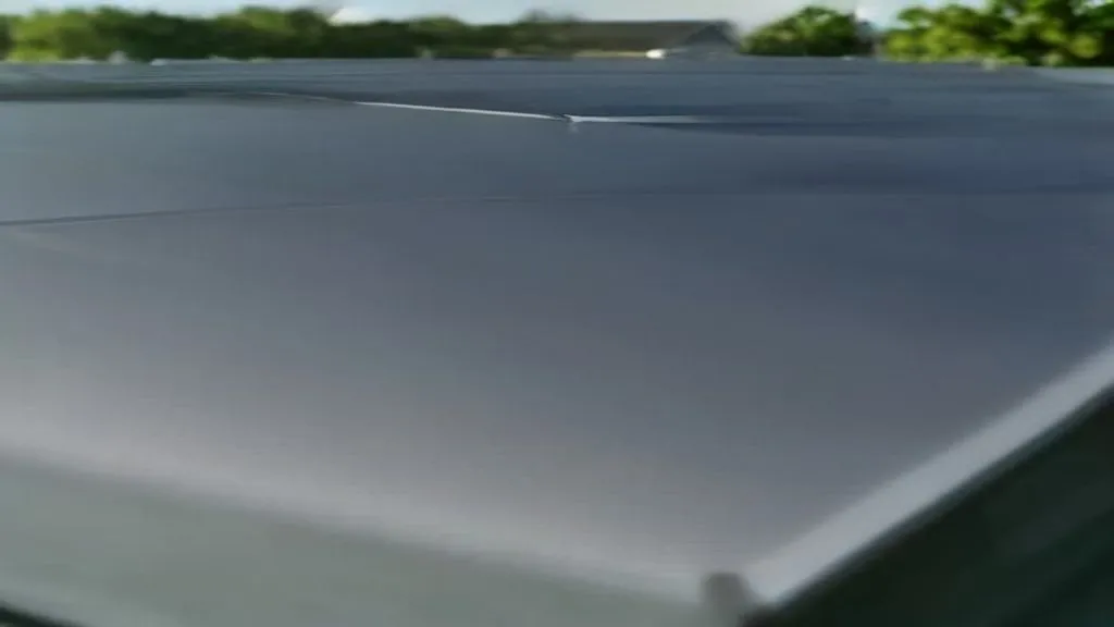 Painéis solares instalados no telhado de uma casa residencial com carro elétrico carregando na garagem