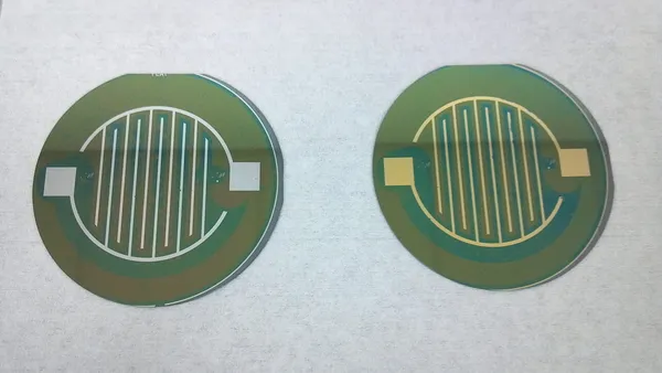 Células fotovoltaicas em produção industrial com brilho azulado característico