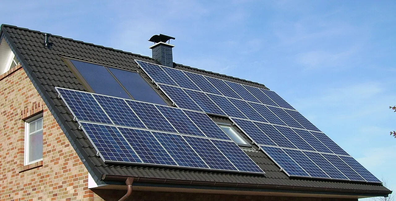Painéis fotovoltaicos instalados no telhado inclinado de uma casa residencial