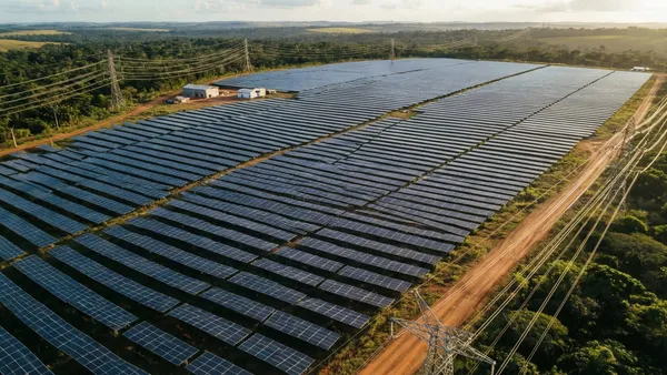 Vista aérea de usina solar com linhas de transmissão no Brasil