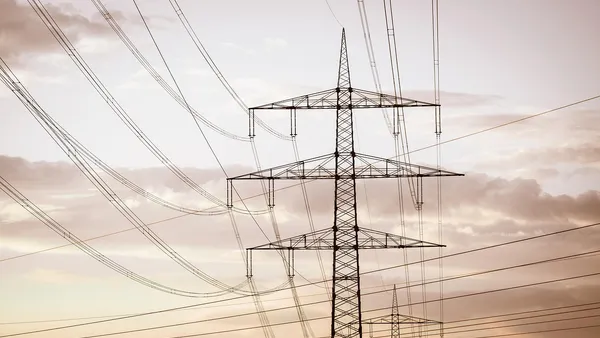Banco de baterias LiFePO4 e inversor off-grid montados em sala técnica de residência rural