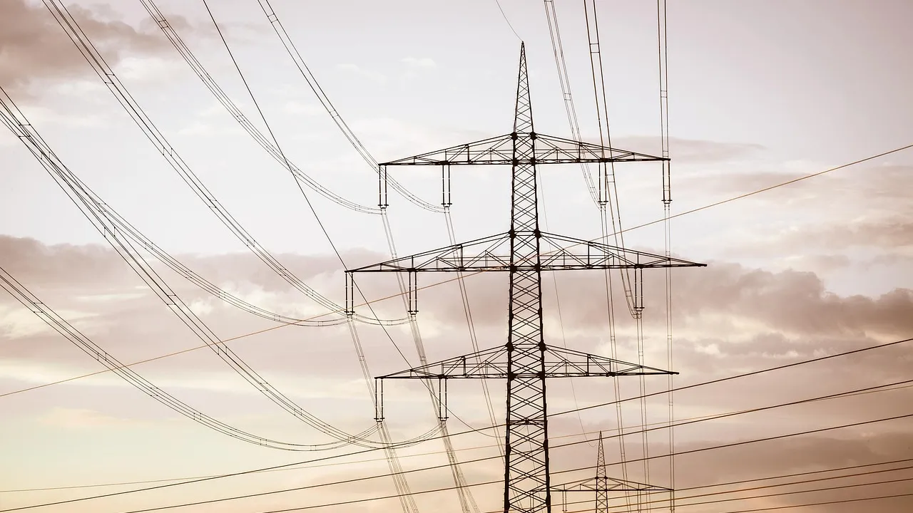 Banco de baterias LiFePO4 e inversor off-grid montados em sala técnica de residência rural