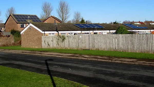 Painéis solares instalados em telhado residencial vistos de perto