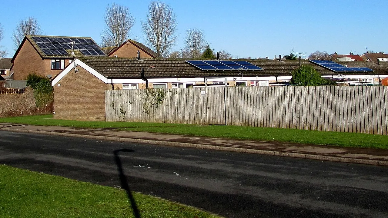 Painéis solares instalados em telhado residencial vistos de perto