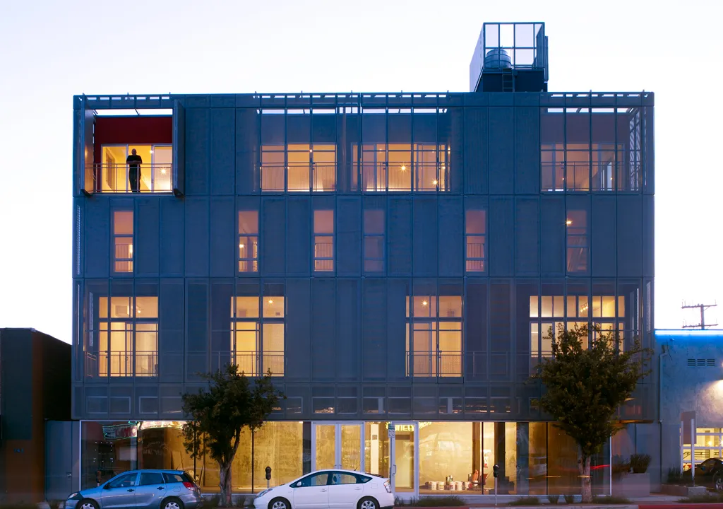 Painéis solares instalados na cobertura de edifício residencial