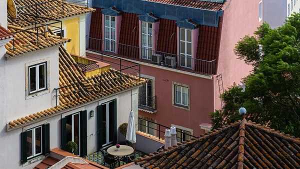 Trabalhador instalando módulos fotovoltaicos em telhado residencial